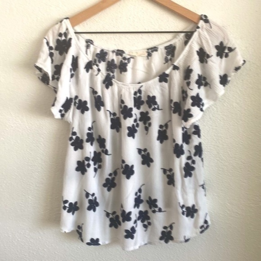 Jella c. Embroidered top